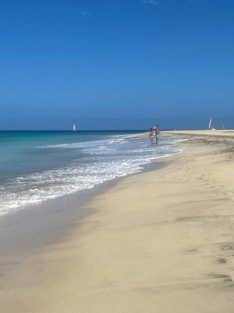 Praia extensa de areia clara