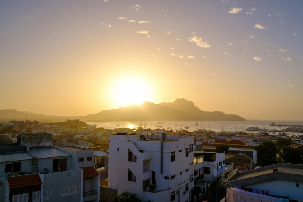 Cidade cabo-verdiana ao pôr do sol