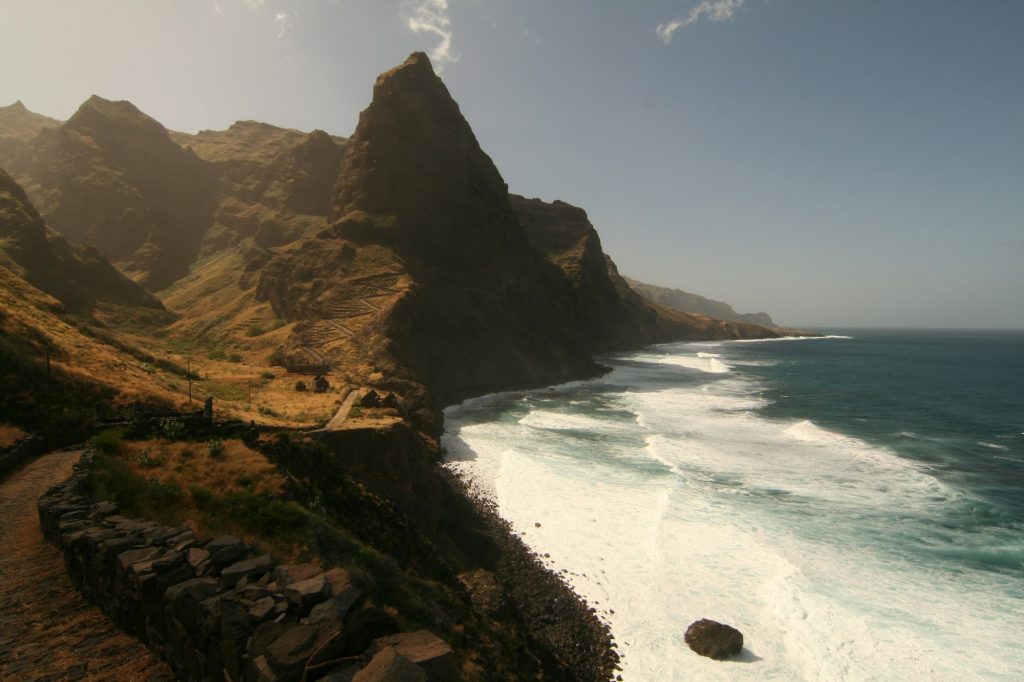 Costa montanhosa de Cabo Verde
