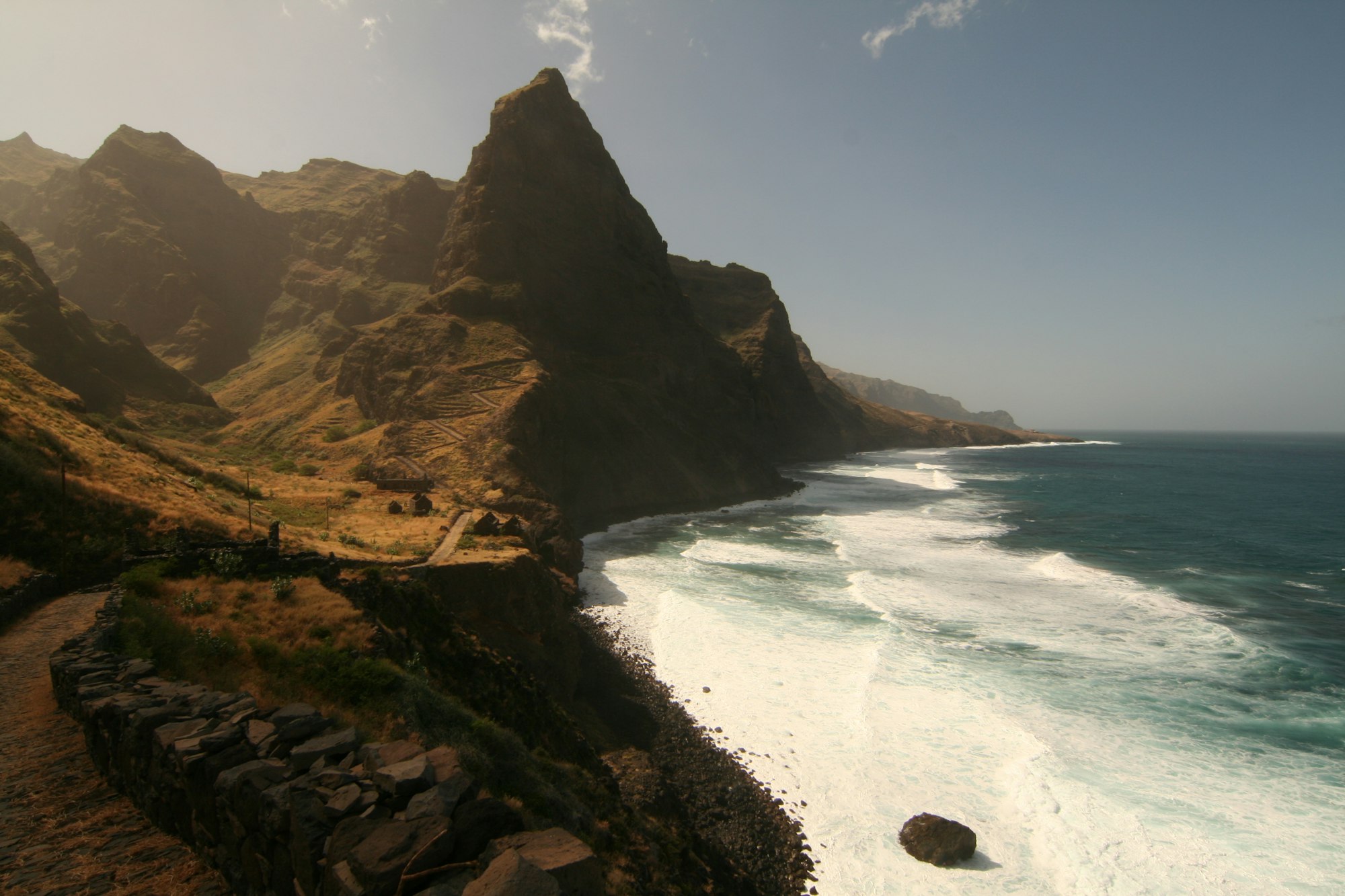 Costa montanhosa de Cabo Verde