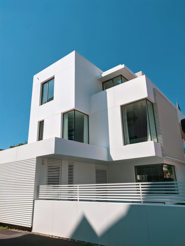 Fachada branca de arquitetura contemporânea