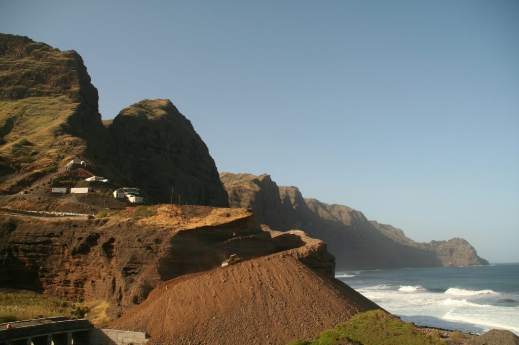 Falésias e oceano em Cabo Verde