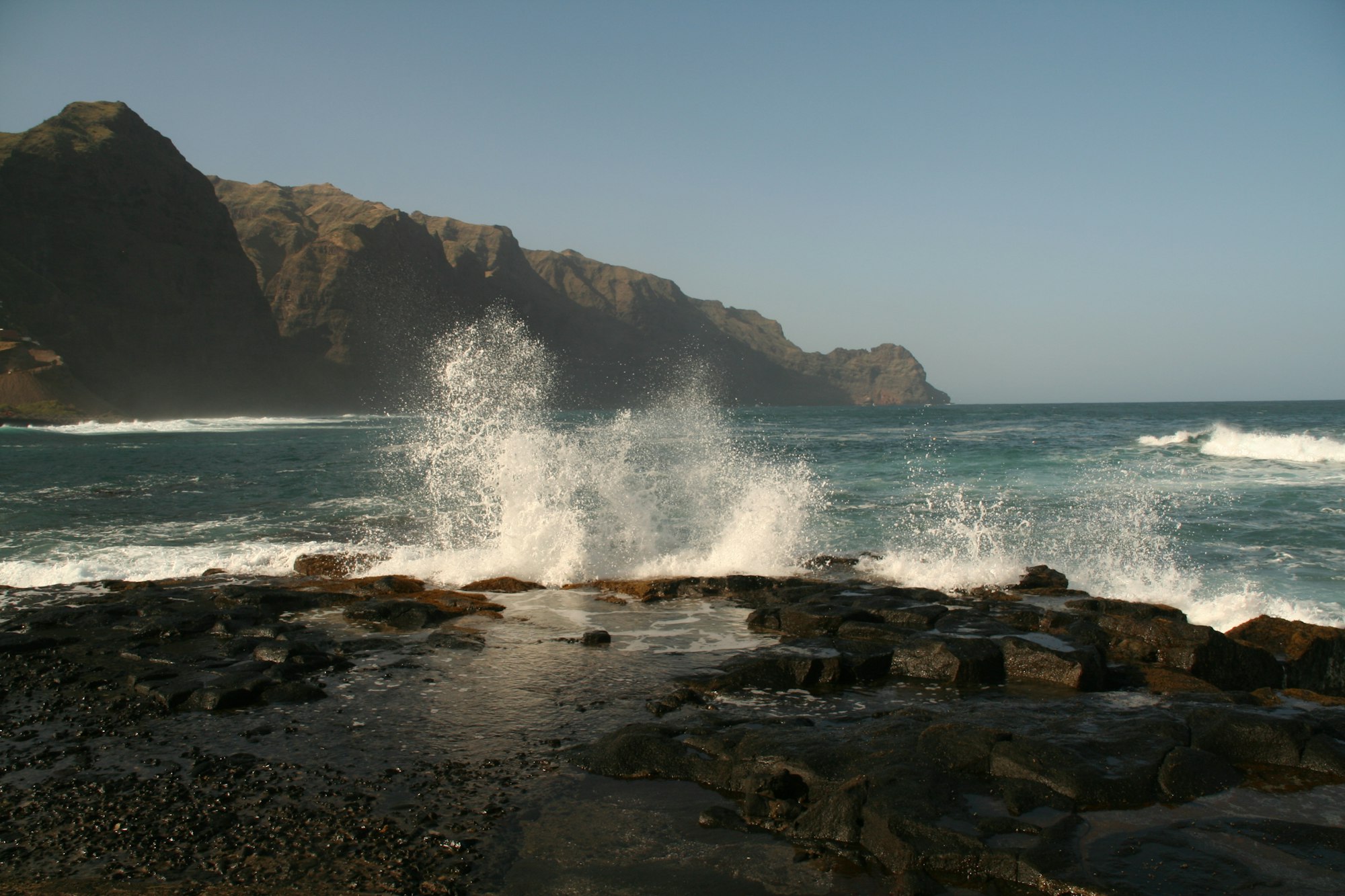 Ondas na costa rochosa