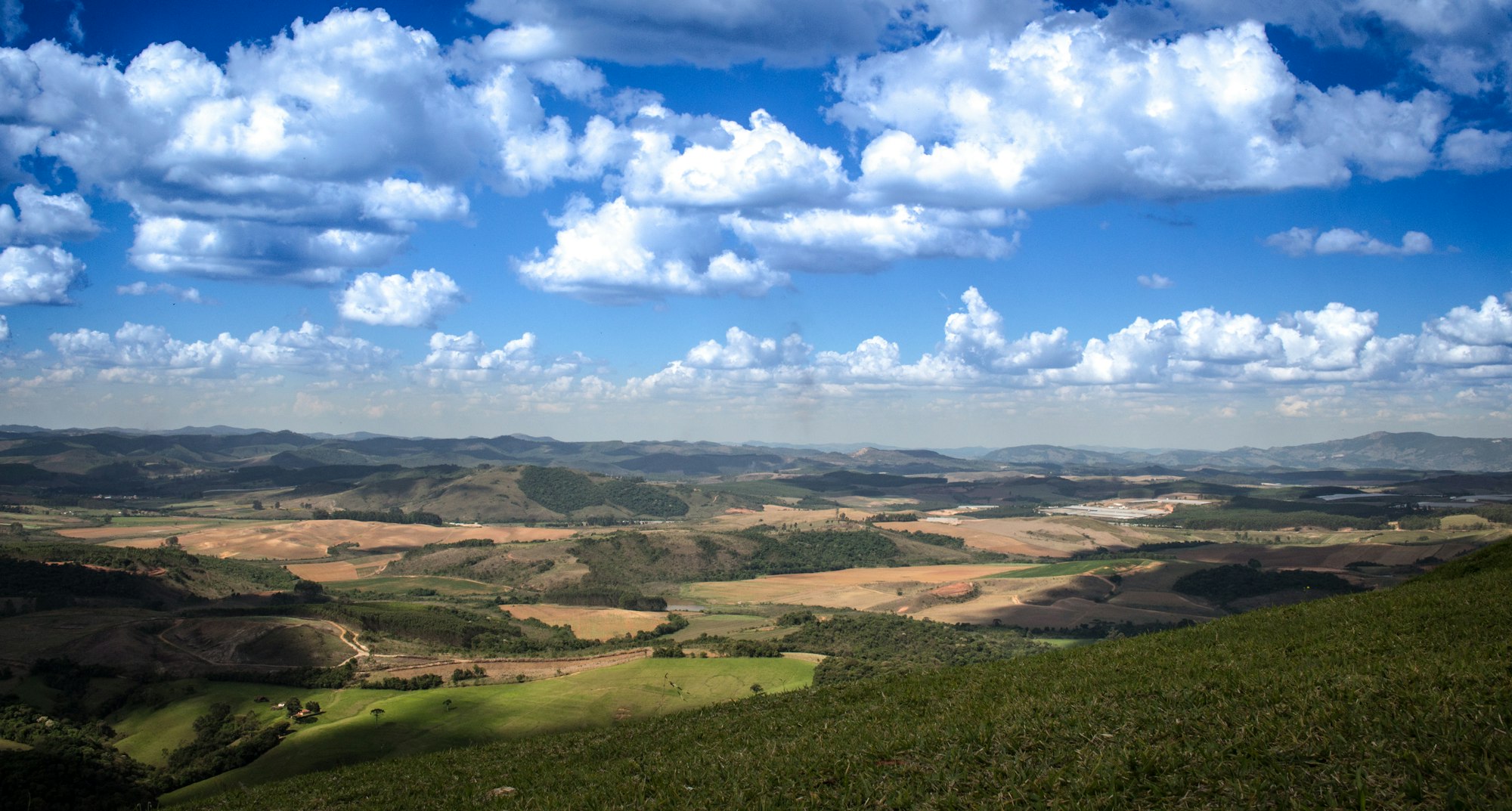 Paisagem panorâmica com terrenos