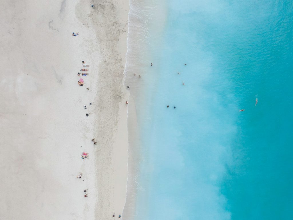 Vista aérea de praia de areia branca