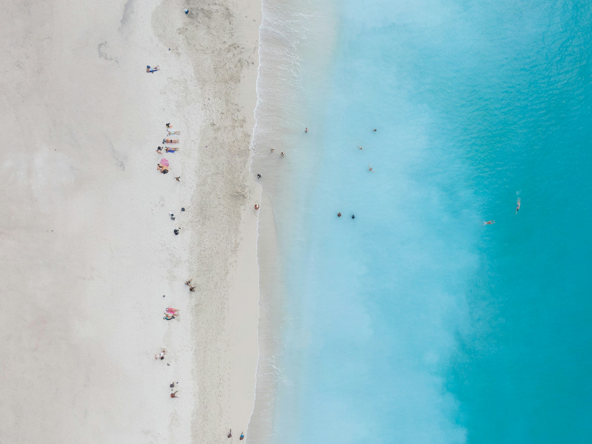 Vista aérea de praia de areia branca