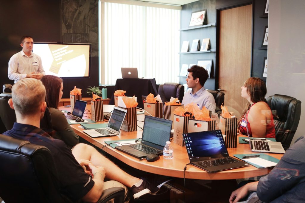 Equipa em sala de reuniões